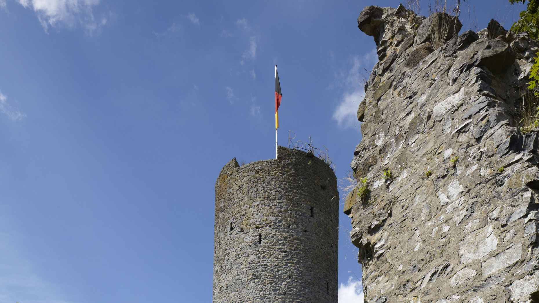 Blick auf den Bergfried der Burgruine Hartenfels neben Mauerresten
